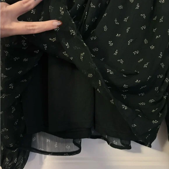 Old Navy Dark Green Floral Blouse - Picture 5 of 6